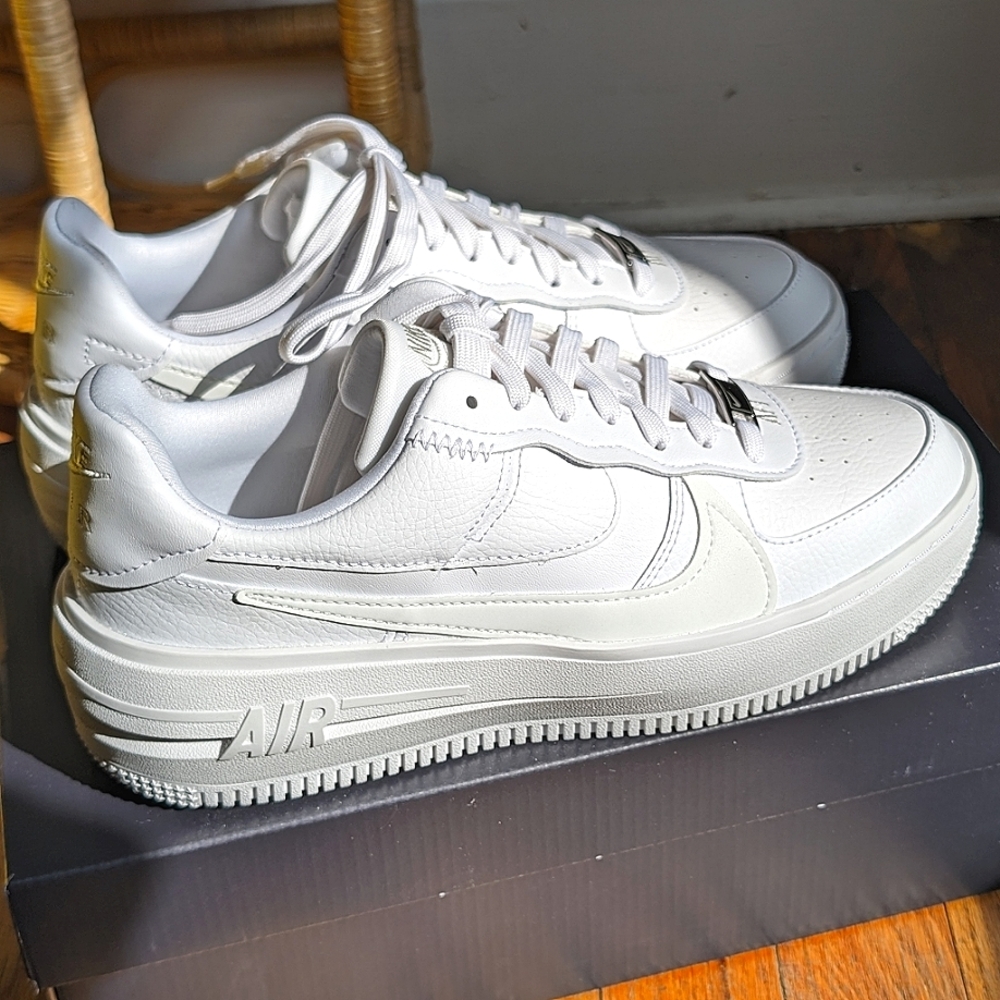 Nike Women's White Low-Top Leather Sneakers